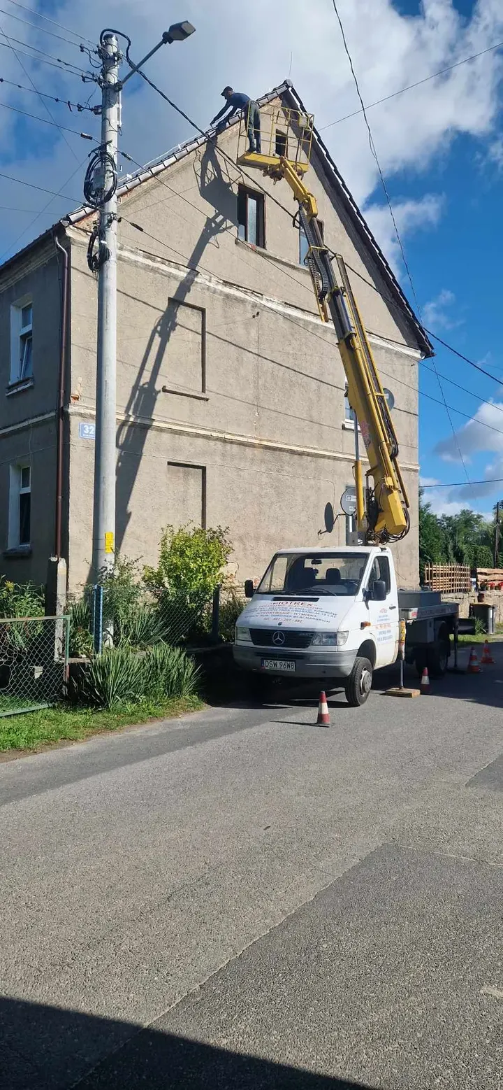 Podnośnik przy szczycie domu jednorodzinnego